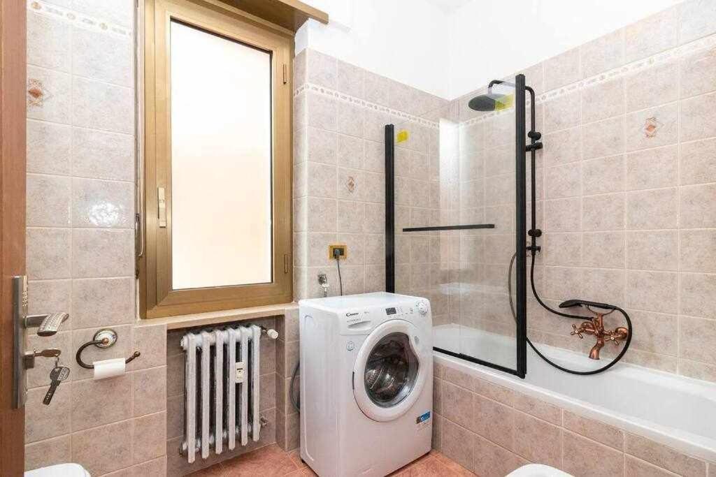 Appartamento A Pochi Passi Dalla Stazione Comodo A Coppie E Famiglie, Casa Ferrucci โกลเลญโญ ภายนอก รูปภาพ